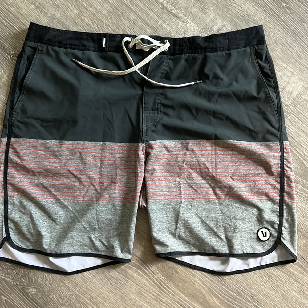 Vuori Mens Cruise Board Shorts Gray Camo Red Stripe Drawstring Swim Trunks 38